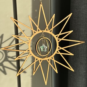 Suncatcher aus Kristall und Holz | Fensterdekoration Star Spinner | fängt Sonnenstrahlen ein | Geschenkidee für Zuhause | Regenbogen