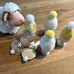 Op de afbeelding: Een set van drie keramische mokken met een gespikkelde, matte afwerking. De mokken zijn in crème, lichtgrijs en donkergrijs. Elke mok heeft een eenvoudig, minimalistisch ontwerp.