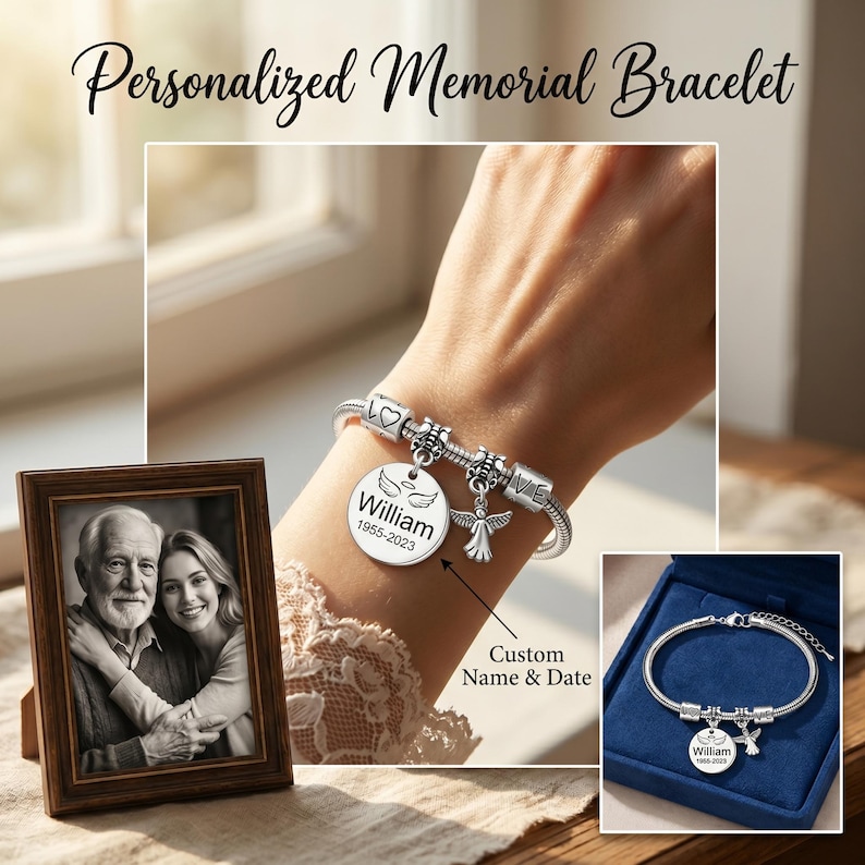 K&ouml;nnte beinhalten: Ein silbernes Charm-Armband mit einem runden Anh&auml;nger, der mit einem Namen und Daten graviert ist, und einem Engels-Charm. Das Armband wird mit einem gerahmten Schwarz-Wei&szlig;-Foto und einem Armband in einer blauen Box pr&auml;sentiert. Der Text lautet "Personalized Memorial Bracelet."