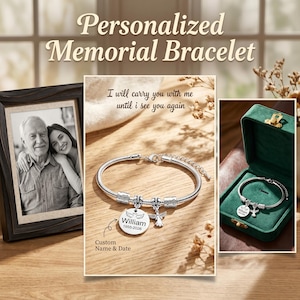 K&ouml;nnte beinhalten: Personalisierte Gedenkarmband mit einer silbernen Kette und einem runden Anh&auml;nger mit eingraviertem Namen und Daten. Das Armband enth&auml;lt einen Engelsanh&auml;nger und den Text "I will carry you with me until I see you again".