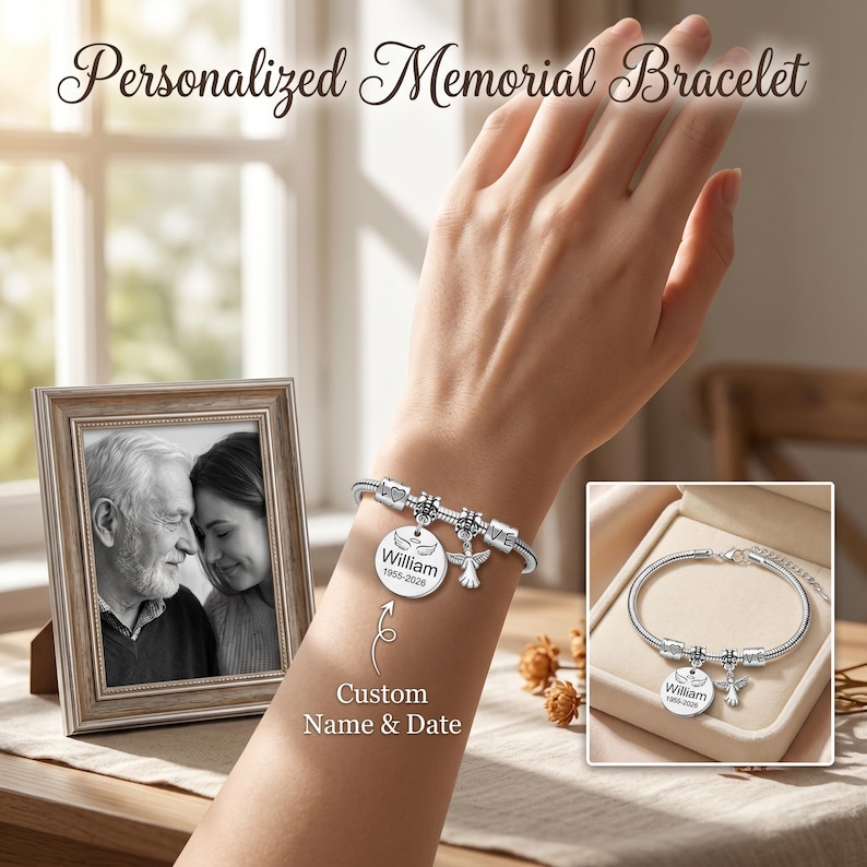 K&ouml;nnte beinhalten: Ein silbernes Gedenkarmband mit einem runden Anh&auml;nger, der mit einem Namen und Daten graviert ist, und einem kleinen Engelsanh&auml;nger. Das Armband wird mit einem gerahmten Schwarz-Wei&szlig;-Foto und dem Text "Personalized Memorial Bracelet" pr&auml;sentiert.