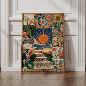 Può includere: Una stampa artistica da parete rettangolare che presenta un collage di illustrazioni botaniche, vivaci motivi floreali e un sole arancione centrale che sorge sopra una scala piastrellata. La composizione include girasoli, gigli bianchi e piastrelle geometriche.