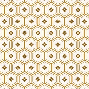 Può includere: Un motivo geometrico ripetitivo con contorni esagonali color oro su sfondo color crema. Ogni esagono contiene una piccola forma a diamante color oro piena centrata, creando un design a griglia simmetrico e uniforme.