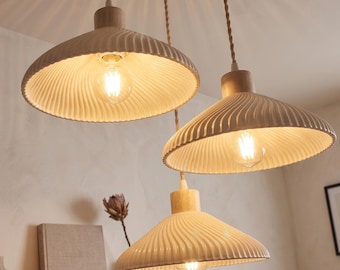 Handgefertigte Pendelleuchte aus Holz und Glas – Japandi-Kronleuchter aus geripptem Glas – Moderne Landhaus-Mehrfachleuchte F269