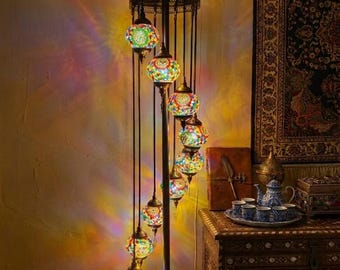 Turecka lampa podłogowa z mozaiką – spiralna, wielokolorowa lampa stojąca do salonu – wystrój boho – wyjątkowy prezent na parapetówkę – marokański – LP06