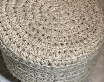 Jaipur Living WES01 Okrągły puf z wełny beżowej z drewnianymi nogami 16x16x16