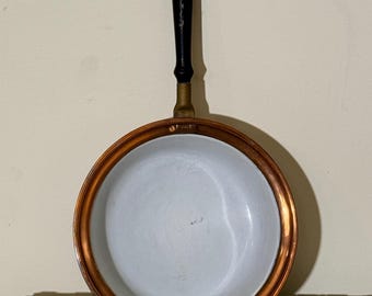 Mango de sartén antiguo de cobre y esmalte blanco, con sello de patente del 23 de mayo de 1899.