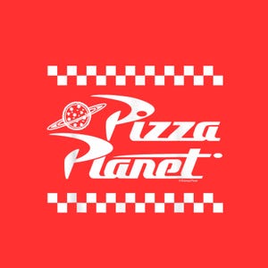 Può includere: Sfondo rosso con la scritta bianca "Pizza Planet" in un font stilizzato. Sopra e sotto il testo ci sono motivi a scacchi bianchi e neri. Un pianeta con una fetta di pizza è sopra la parola "Pizza".