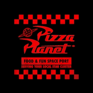 Può includere: Sfondo nero con testo e grafica rossi. Le parole "Pizza Planet" sono in un font stilizzato, con una grafica del pianeta sopra. Sotto, si legge "FOOD & FUN SPACE PORT" e "SERVING YOUR LOCAL STAR CLUSTER."