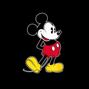 Könnte beinhalten: Zeichentrickfigur Mickey Mouse im Seitenprofil vor schwarzem Hintergrund. Mickey trägt rote Shorts, gelbe Schuhe und weiße Handschuhe. Sein Gesicht ist weiß mit schwarzer Nase und Ohren.