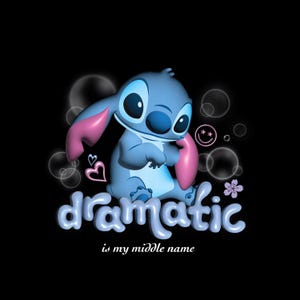 Puede incluir: Un personaje de dibujos animados azul con ojos grandes y orejas rosas sentado sobre un fondo negro. La palabra "dramatic" está escrita en letras 3D, con la frase "is my middle name" debajo. Burbujas y corazones rodean al personaje.