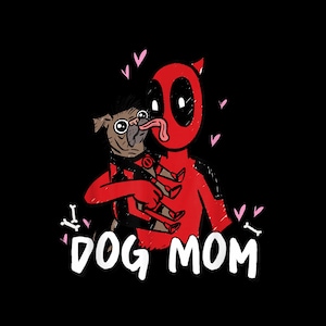 Puede incluir: Camiseta negra con una ilustración de dibujos animados de un personaje rojo sosteniendo un perro pug. El personaje tiene una lengua larga y corazones rosas los rodean. Las palabras "DOG MOM" están escritas en blanco.