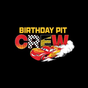 Può includere: Design grafico su sfondo nero con la scritta "BIRTHDAY PIT CREW" in giallo e rosso. È raffigurata un'auto da corsa rossa con il numero 95, che emette fumo bianco. La lettera "C" ha un motivo a bandiera a scacchi.