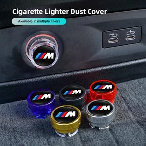 以下が含まれることがあります： さまざまな色のシガレットライターダストカバー。カバーの中央にはBMWのロゴがあります。利用可能な色は、青、黒、赤、金、銀です。「Cigarette Lighter Dust Cover」というテキストが上部にあります。