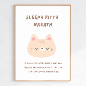 Könnte beinhalten: Ein gerahmter Druck mit dem Text "SLEEPY KITTY BREATH" in braunen Buchstaben. Darunter befindet sich ein Cartoon-Katzenkopf mit geschlossenen Augen. Der Druck enthält Anweisungen: "Rieche das weiche Fell der schläfrigen Katze", "Pausiere und kuschele deine Katze nah", und "Gib ein langes, schläfriges Schnurren von dir."