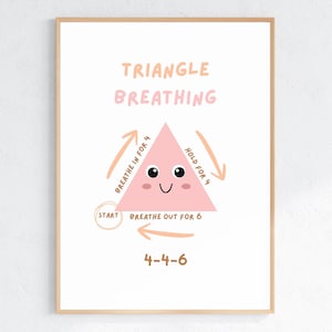 Puede incluir: Un póster enmarcado con la frase "TRIANGLE BREATHING" en color melocotón. Un triángulo rosa sonriente ilustra la técnica de respiración: inhalar durante 4, retener durante 4 y exhalar durante 6. Los números 4-4-6 están en la parte inferior.