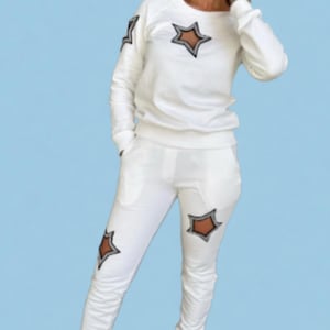 Completo da donna in pile fatto a mano, bianco / Felpa con cappuccio e pantaloni da jogging con toppa a stella / Abbigliamento casual da casa invernale, perfetto come regalo per lei