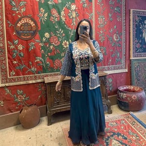 Completo Lehenga a 3 pezzi Rama Green, abito da sposa indo-occidentale, camicetta ricamata a più fili con coprispalle, Lehenga Choli color verde acqua firmato