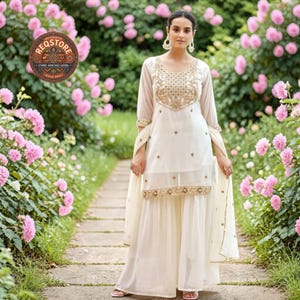 Traje Sharara de Georgette Blanco Crudo con Dupatta de 2,2 m, Traje de boda indio bordado en oro, Ropa festiva color marfil para mujer, REQ STORE