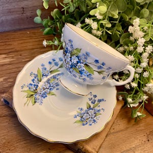 Puede incluir: Un letrero de madera rústica con el texto "Welcome to our home" en letras blancas. El letrero presenta un acabado envejecido y un diseño sencillo y acogedor, perfecto para un porche o entrada.