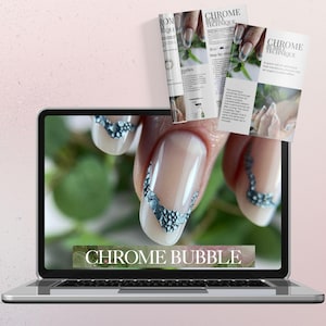 Op de afbeelding: Een laptop toont een close-up van een hand met een French manicure, met een chrome bubble design. Boven de laptop tonen brochures de "Chrome Bubble Technique" voor nail art, met stapsgewijze instructies.