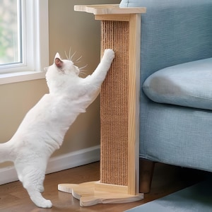 Könnte beinhalten: Eine weiße Katze kratzt an einem Kratzbaum aus Holz. Der Kratzbaum hat eine Kratzfläche aus gewebtem Sisal und einen Sockel und eine Oberseite aus Holz. Die Katze steht auf ihren Hinterbeinen und kratzt an dem Pfosten. Der Pfosten steht neben einem blauen Sofa.
