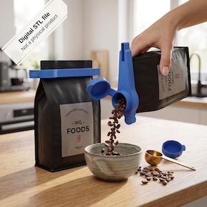 Op de afbeelding: Een blauwe plastic zakclip met geïntegreerde schenktuit en dop, bevestigd aan een zwarte 1kg voedselzak. De clip maakt het mogelijk om koffiebonen in een keramische kom te gieten. Een gouden maatlepel en een losse blauwe dop liggen op de ondergrond.
