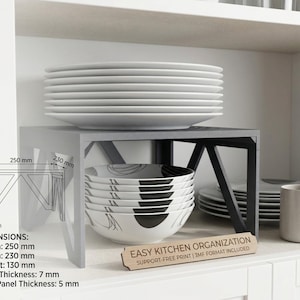 以下が含まれることがあります： 青、緑、白の色合いの、3つのセラミック入れ子ボウルのセット。ボウルはまだらの釉薬とシンプルでモダンなデザインが特徴です。最大のボウルの直径は約18cmです。