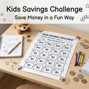 Op de afbeelding: Op een houten tafel ligt een "Kids Savings Challenge" werkblad met vakjes om geld te sparen. Een notitieblok, potlood, kleurpotloden, munten en een knuffelvos liggen ook op de tafel. De tekst luidt "Save Money in a Fun Way".