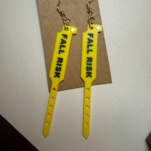 Brincos de faixa com a inscrição "RISCO DE QUEDA" impressos em 3D, inspirados em hospitais. Use o código 3DFORFREE1 para frete grátis na compra de 2 ou mais itens. imagem 1
