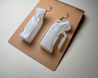 3Dプリントされた、ユニークな小便器型イヤリング。