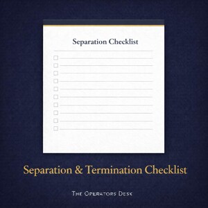 Op de afbeelding: Een wit notitieblok met de titel "Separation Checklist" bovenaan en een lijst met selectievakjes. Daaronder staat de tekst "Separation & Termination Checklist" en "THE OPERATORS DESK" op een donkerblauwe achtergrond.
