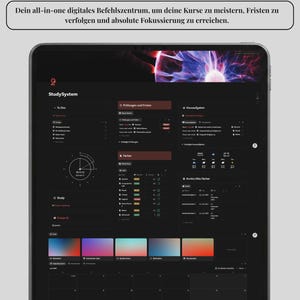 Könnte beinhalten: Ein digitales Tablet mit einer dunkel gestalteten Lernplaner-Oberfläche namens StudySystem. Der Bildschirm zeigt Bereiche für Aufgaben, Prüfungen, Fristen und Fächer, einen Kalender sowie den Text DAS ULTIMATIVE LERNSYSTEM und weitere Beschreibungen.