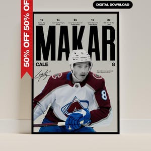 Puede incluir: Un póster enmarcado con el jugador de hockey Cale Makar con la camiseta de su equipo. El póster incluye el nombre "MAKAR" en letras negras grandes, su nombre "CALE" y el número "8". También enumera sus logros y una etiqueta de descarga digital.