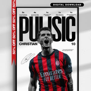 Pode incluir: Um poster emoldurado com o jogador de futebol Christian Pulisic. O poster inclui o texto "Pulisic" em letras pretas grandes, seu nome e o número 10. O jogador está vestindo uma camisa listrada vermelha e preta com o logotipo Emirates Fly Better.