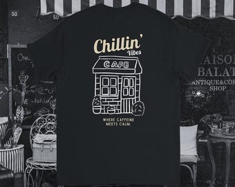 Chillin' Vibes - カフェ - Chillin' Vibes Tシャツ - コーヒーショップとナイトクラブの中間のようなレトロなラウンジの雰囲気