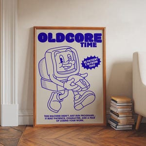 Peut inclure: Une affiche encadrée avec un dessin d'ordinateur rétro bleu sur fond beige. Le texte "OLDCORE TIME" est en haut, avec "BE PATIENT I'M FROM 1990" dans une bulle. Le bas indique : "THIS MACHINE DIDN'T JUST RUN PROGRAMS... IT BUILT PATIENCE, CHARACTER, AND A FEAR OF LOSING YOUR WORK."