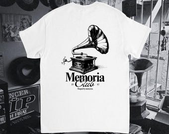 メモリアクラブ - 蓄音機 - ヴィンテージ蓄音機Tシャツ – 古いレコードプレーヤーとレトロな音楽美学へのオマージュ
