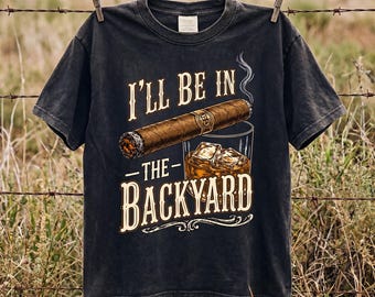 Hinterhof Leben PNG: I'll Be In The Backyard Whisky Zigarre Vatertag Humor png Vintage Rustikale Outdoor Design Clipart (digitaler Download)