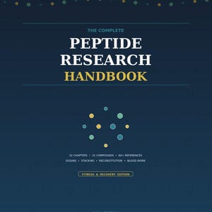 以下が含まれることがあります： 濃い青色の背景に白い文字が書かれた本の表紙。タイトルは太字の大きな文字で「PEPTIDE RESEARCH HANDBOOK」と書かれています。追加のテキストには「32 CHAPTERS」、「21 COMPOUNDS」、および「60+ REFERENCES」が含まれています。この本は「FITNESS & RECOVERY EDITION」で、「2026 EDITION」です。