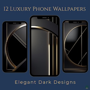 Könnte beinhalten: Drei Smartphones mit eleganten dunklen Designs. Jedes Telefon hat einen schwarzen Hintergrund mit goldenen Akzenten. Der obere Text lautet "12 Luxury Phone Wallpapers" und der untere Text "Elegant Dark Designs".