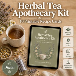 Può includere: Un kit digitale di erboristeria per tisane con 10 schede ricette stampabili. Lo schermo del tablet mostra il titolo, illustrazioni floreali e il testo Nourish, Soothe, Restore. Include una tazza di tè, camomilla e lavanda essiccata.