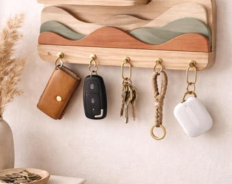 Ręcznie robiony organizer na klucze z motywem abstrakcyjnej fali z dębu i jesionu – wystrój przedpokoju