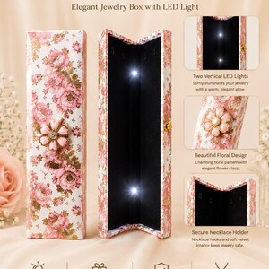 Pode incluir: Uma caixa de joias retangular com um padrão floral rosa e branco e um fecho em forma de flor. O interior é forrado com veludo preto e inclui duas luzes LED integradas. O texto diz LIGHT UP YOUR GIFT, Elegant Jewelry Box with LED Light.