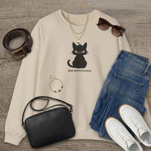 Puede incluir: Un letrero de madera hecho a mano con el texto "Welcome to our home" en un estilo manuscrito. El letrero está pintado de blanco con letras negras y un acabado envejecido, perfecto para la decoración de granja.