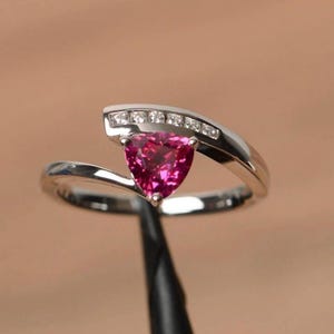 Anello con rubino taglio trilione - Argento sterling, accento di diamante simulato