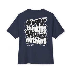 Maglietta oversize con la scritta "Pensare troppo non risolve nulla". immagine 10