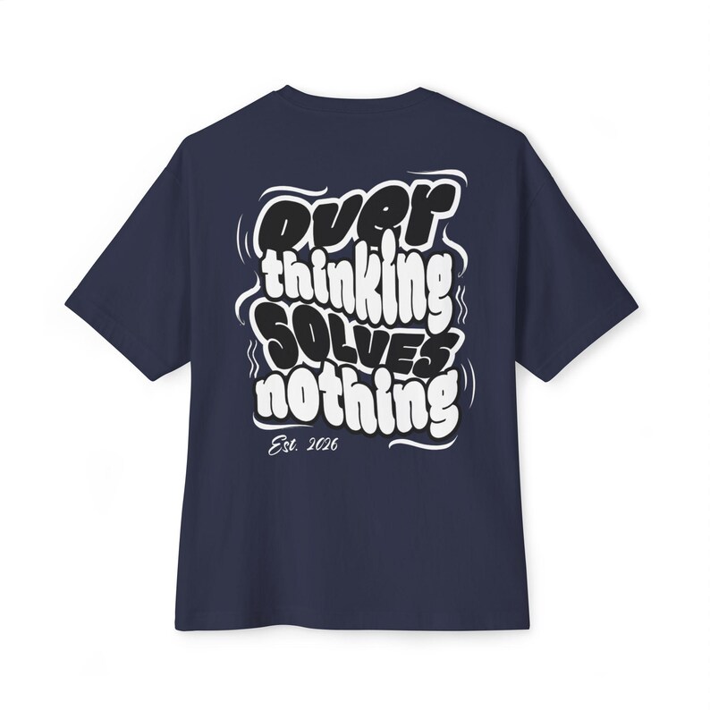 Maglietta oversize con la scritta "Pensare troppo non risolve nulla". immagine 10