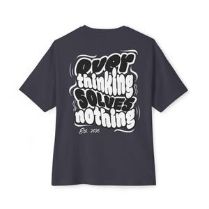 Maglietta oversize con la scritta "Pensare troppo non risolve nulla". immagine 6