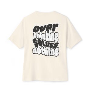 Maglietta oversize con la scritta "Pensare troppo non risolve nulla". immagine 4